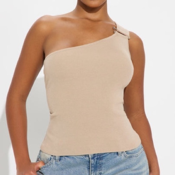 Fashion Nova Tops - 🧷NWT One-Shoulder Hardware Top Sz XL🧷